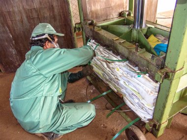 Piracicaba, Sao Paulo, Brezilya, 06 Temmuz 2007. İş plastik boş pestisit ambalaj kağıt kutu geri dönüşüm, Brezilya için alma birimi nesnelerindeki ayrılığı