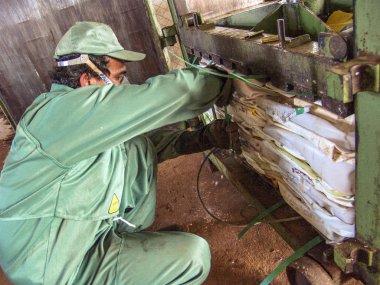 Piracicaba, Sao Paulo, Brezilya, 06 Temmuz 2007. İş plastik boş pestisit ambalaj kağıt kutu geri dönüşüm, Brezilya için alma birimi nesnelerindeki ayrılığı