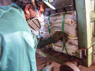 Piracicaba, Sao Paulo, Brezilya, 06 Temmuz 2007. İş plastik boş pestisit ambalaj kağıt kutu geri dönüşüm, Brezilya için alma birimi nesnelerindeki ayrılığı