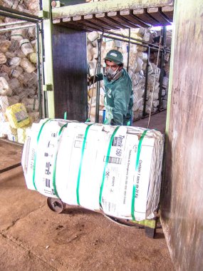 Piracicaba, Sao Paulo, Brezilya, 06 Temmuz 2007. İş plastik boş pestisit ambalaj kağıt kutu geri dönüşüm, Brezilya için alma birimi nesnelerindeki ayrılığı