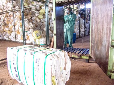 Piracicaba, Sao Paulo, Brezilya, 06 Temmuz 2007. İş plastik boş pestisit ambalaj kağıt kutu geri dönüşüm, Brezilya için alma birimi nesnelerindeki ayrılığı