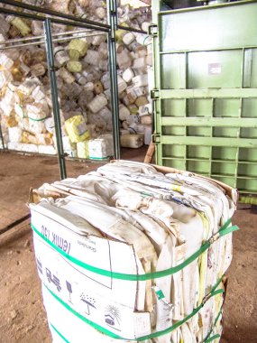 Piracicaba, Sao Paulo, Brezilya, 06 Temmuz 2007. İş plastik boş pestisit ambalaj kağıt kutu geri dönüşüm, Brezilya için alma birimi nesnelerindeki ayrılığı