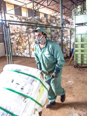 Piracicaba, Sao Paulo, Brezilya, 06 Temmuz 2007. İş plastik boş pestisit ambalaj kağıt kutu geri dönüşüm, Brezilya için alma birimi nesnelerindeki ayrılığı