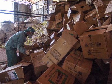 Piracicaba, Sao Paulo, Brezilya, 06 Temmuz 2007. İş plastik boş pestisit ambalaj kağıt kutu geri dönüşüm, Brezilya için alma birimi nesnelerindeki ayrılığı