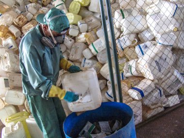 Piracicaba, Sao Paulo, Brezilya, 06 Temmuz 2007. İş plastik boş pestisit ambalaj kağıt kutu geri dönüşüm, Brezilya için alma birimi nesnelerindeki ayrılığı