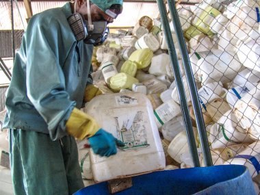 Piracicaba, Sao Paulo, Brezilya, 06 Temmuz 2007. İş plastik boş pestisit ambalaj kağıt kutu geri dönüşüm, Brezilya için alma birimi nesnelerindeki ayrılığı