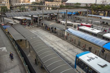 Sao Paulo, Brezilya, 26 Nisan 2013. Bandeira Meydanı, şehir Sao Paulo Bandeira otobüs terminali otobüs ve yolcu hareketi.