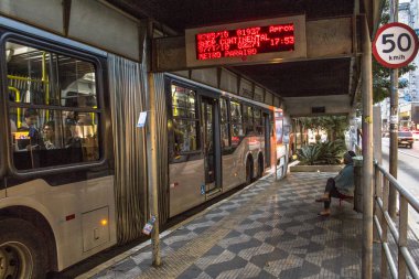 Sao Paulo, Sp, Brezilya. Ağustos 04, 2016.Bright otobüs durağında Paulista, Otobüsün varış bilgilerle Consolacao cadde ve Paulista Avenue, şehir Sao Paulo, köşesinde bulunan Sp.
