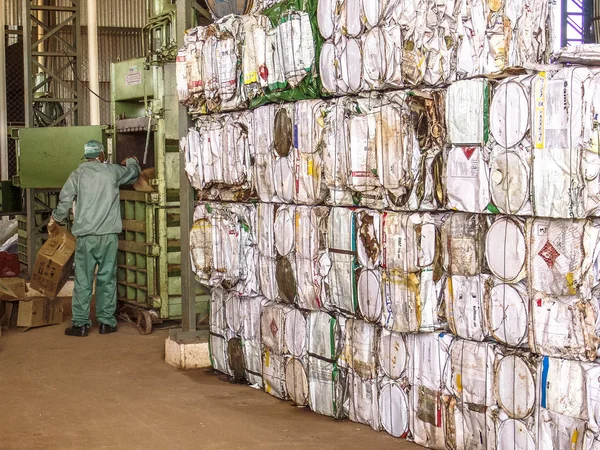 Piracicaba, Sao Paulo, Brezilya, 06 Temmuz 2007. İş plastik boş pestisit ambalaj kağıt kutu geri dönüşüm, Brezilya için alma birimi nesnelerindeki ayrılığı