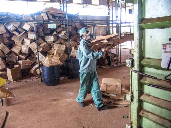 Piracicaba, Sao Paulo, Brezilya, 06 Temmuz 2007. İş plastik boş pestisit ambalaj kağıt kutu geri dönüşüm, Brezilya için alma birimi nesnelerindeki ayrılığı