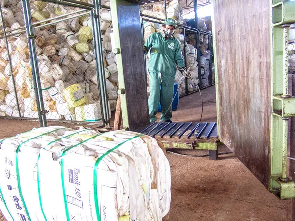 Piracicaba, Sao Paulo, Brezilya, 06 Temmuz 2007. İş plastik boş pestisit ambalaj kağıt kutu geri dönüşüm, Brezilya için alma birimi nesnelerindeki ayrılığı