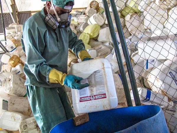 Piracicaba, Sao Paulo, Brezilya, 06 Temmuz 2007. İş plastik boş pestisit ambalaj kağıt kutu geri dönüşüm, Brezilya için alma birimi nesnelerindeki ayrılığı