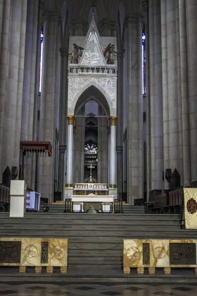 Sao Paulo, Brezilya - 18 Şubat 2011: görünümü içinde Se Büyükşehir Katedrali. 1913 Neo Gotik tarzda inşa, Se Roma Katolik Başpiskopos Sao Paulo, Brezilya'nın Katedral olduğunu.