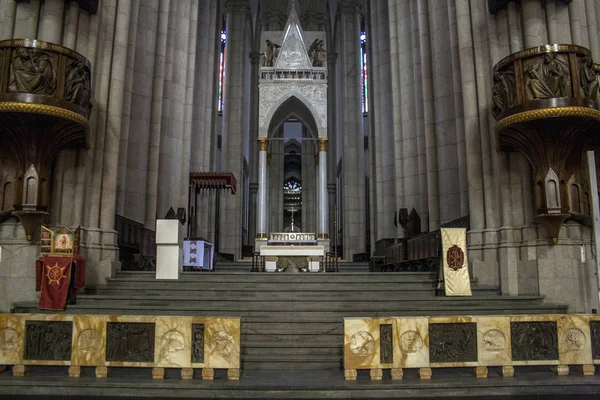 Sao Paulo, Brezilya - 18 Şubat 2011: görünümü içinde Se Büyükşehir Katedrali. 1913 Neo Gotik tarzda inşa, Se Roma Katolik Başpiskopos Sao Paulo, Brezilya'nın Katedral olduğunu.