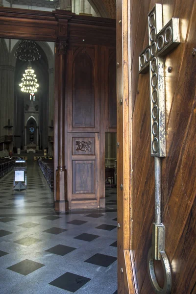 Sao Paulo, Brezilya - 18 Şubat 2011: görünümü içinde Se Büyükşehir Katedrali. 1913 Neo Gotik tarzda inşa, Se Roma Katolik Başpiskopos Sao Paulo, Brezilya'nın Katedral olduğunu.