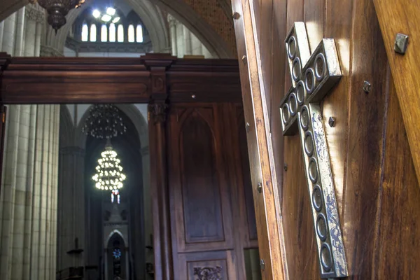 Sao Paulo, Brezilya - 18 Şubat 2011: görünümü içinde Se Büyükşehir Katedrali. 1913 Neo Gotik tarzda inşa, Se Roma Katolik Başpiskopos Sao Paulo, Brezilya'nın Katedral olduğunu.