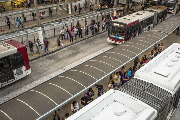 圣保罗 2013 在圣保罗市中心的弗拉迪克 德梅内泽斯广场 弗拉迪克 德梅内泽斯公共汽车总站的公共汽车和客运活动 — 图库照片