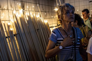 Sao Paulo, Brezilya, 28 Ekim 2011: Katolik sadık Sao Paulo güneyinde saint onuruna şölen sırasında Kilisesi Aziz Yahuda Thaddeus, mum ışığı odaya dua.