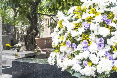Brezilya'da bir Katolik mezar üzerinde doğal çiçekler