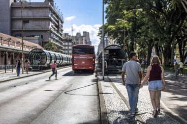 Curitiba, Parana, Januay 03, 2018. Metro İstasyonu, otobüs durağı tüp şeklindeki entegre ulaşım ağı, Eufrasio Correia kare, Curitiba downrown yolcu hareketinde görünümünü. Dünyaca ünlü Curitiba otobüs sistemidir