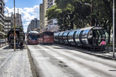 Curitiba, Parana, Januay 03, 2018. Metro İstasyonu, otobüs durağı tüp şeklindeki entegre ulaşım ağı, Eufrasio Correia kare, Curitiba downrown yolcu hareketinde görünümünü. Dünyaca ünlü Curitiba otobüs sistemidir