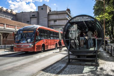 Curitiba, Parana, Januay 03, 2018. Metro İstasyonu, otobüs durağı tüp şeklindeki entegre ulaşım ağı, Eufrasio Correia kare, Curitiba downrown yolcu hareketinde görünümünü. 