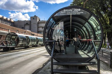 Curitiba, Parana, Januay 03, 2018. Metro İstasyonu, otobüs durağı tüp şeklindeki entegre ulaşım ağı, Eufrasio Correia kare, Curitiba downrown yolcu hareketinde görünümünü. Dünyaca ünlü için onun effi Curitiba otobüs sistemidir