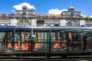Curitiba, Parana, Januay 03, 2018. Metro İstasyonu, otobüs durağı tüp şeklindeki entegre ulaşım ağı, Eufrasio Correia kare, Curitiba downrown yolcu hareketinde görünümünü. 