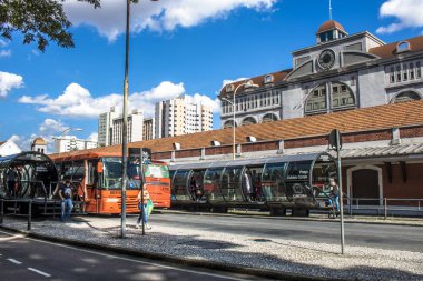 Curitiba, Parana, Januay 03, 2018. Metro İstasyonu, otobüs durağı tüp şeklindeki entegre ulaşım ağı, Eufrasio Correia kare, Curitiba downrown yolcu hareketinde görünümünü. Dünyaca ünlü için onun effi Curitiba otobüs sistemidir