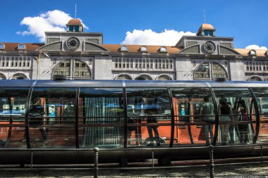 Curitiba, Parana, Januay 03, 2018. Metro İstasyonu, otobüs durağı tüp şeklindeki entegre ulaşım ağı, Eufrasio Correia kare, Curitiba downrown yolcu hareketinde görünümünü. Dünyaca ünlü için onun effi Curitiba otobüs sistemidir