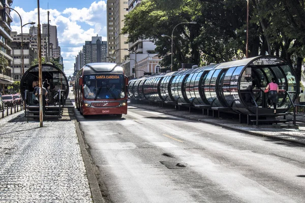 Curitiba, Parana, Januay 03, 2018. Metro İstasyonu, otobüs durağı tüp şeklindeki entegre ulaşım ağı, Eufrasio Correia kare, Curitiba downrown yolcu hareketinde görünümünü. 