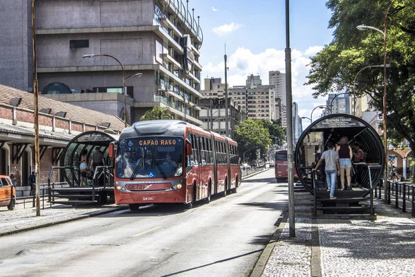 Curitiba, Parana, Januay 03, 2018. Metro İstasyonu, otobüs durağı tüp şeklindeki entegre ulaşım ağı, Eufrasio Correia kare, Curitiba downrown yolcu hareketinde görünümünü. 