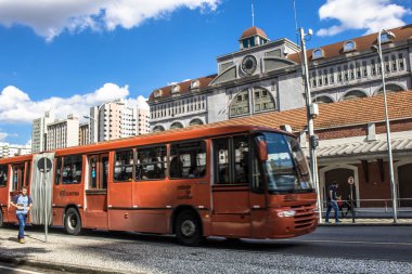Curitiba, Parana, Januay 03, 2018. Metro İstasyonu, otobüs durağı tüp şeklindeki entegre ulaşım ağı, Eufrasio Correia kare, Curitiba downrown yolcu hareketinde görünümünü. Dünyaca ünlü için onun effi Curitiba otobüs sistemidir