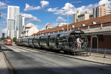Curitiba, Parana, Januay 03, 2018. Metro İstasyonu, otobüs durağı tüp şeklindeki entegre ulaşım ağı, Eufrasio Correia kare, Curitiba downrown yolcu hareketinde görünümünü. Dünyaca ünlü için onun effi Curitiba otobüs sistemidir