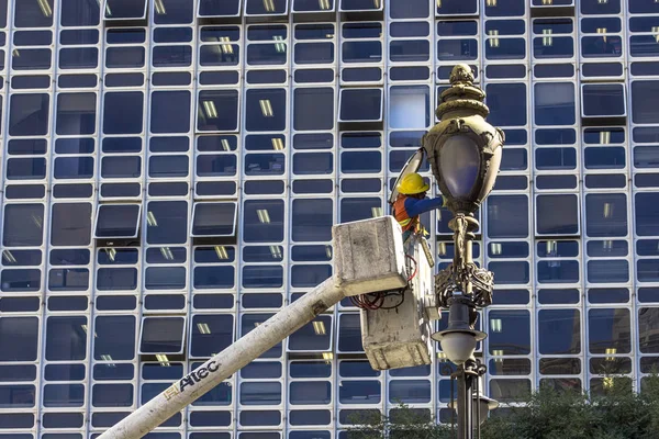 圣保罗 2013年5月15日 鲁兹集团员工维护和交换灯为拉莫斯 Azevedo 圣保罗市中心的老两极 — 图库照片