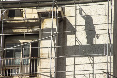 Sao Paulo, Brezilya, 29 Mart 2016. Yenileme ve şehir Sao Paulo Hotel Othon eski bina restorasyonu çalışan erkeğin gölgesinde