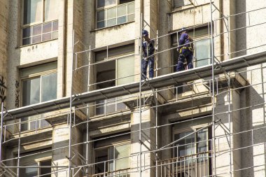 Sao Paulo, Brezilya, 29 Mart 2016. Yenileme ve şehir Sao Paulo Hotel Othon eski bina restorasyonu çalışan erkekler