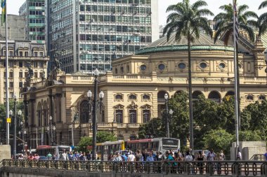 Sao Paulo, Brezilya, 29 Mart 2016. Cha viyadük arka planda Belediye Tiyatrosu ile insanlar
