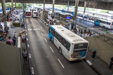 Sao Paulo, Brezilya, 03 Ocak 2017: Görünüm insan kentsel otobüs Santo Amaro otobüs terminali, Sao Paulo, Brezilya için bekliyor