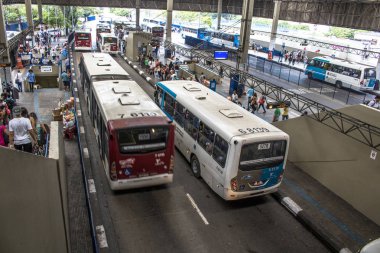 Sao Paulo, Brezilya, 03 Ocak 2017: Görünüm insan kentsel otobüs Santo Amaro otobüs terminali, Sao Paulo, Brezilya için bekliyor