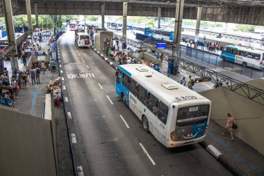 Sao Paulo, Brezilya, 03 Ocak 2017: Görünüm insan kentsel otobüs Santo Amaro otobüs terminali, Sao Paulo, Brezilya için bekliyor