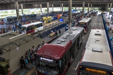 Sao Paulo, Brezilya, 03 Ocak 2017: Görünüm insan kentsel otobüs Santo Amaro otobüs terminali, Sao Paulo, Brezilya için bekliyor