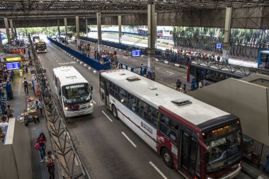 Sao Paulo, Brezilya, 03 Ocak 2017: Görünüm insan kentsel otobüs Santo Amaro otobüs terminali, Sao Paulo, Brezilya için bekliyor