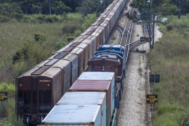 Sao Paulo, Brezilya, 17 Şubat 2017. Yük treni Parelheiros mahallede yüksek köprünün bakış açısından aşırı Sao Paulo Güney hareket görünümünü