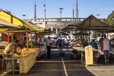 Sao Paulo, Brezilya, 23 Şubat 2017. Charles Miller Meydanı önünde Pacaembu Belediye Stadyumu, semt pazarı adlı Paulo Machado de Carvalho, Pacaembu mahallede batısında Sao Paulo