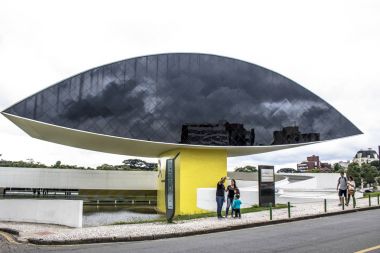 Curitiba, Brezilya, 30 Aralık 2017: Müzesi Oscar Niemeyer, Parana devlet, Brezilya nın başkenti Curitiba City'de bulunan kişilerde. Bulutlu bir günde yapıldı..