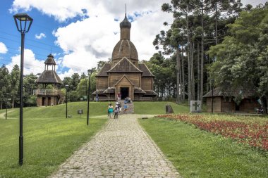 Curitiba, Brezilya, 30 Aralık 2017: Ukrayna Katolik Kilisesi Curitiba Avrupa göçmenler için bir haraç ve Tingui Park bulunan, halk için bir Müzesi ve Anıtı aç