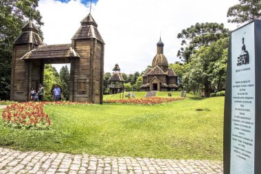 Curitiba, Brezilya, 30 Aralık 2017: Ukrayna Katolik Kilisesi Curitiba Avrupa göçmenler için bir haraç ve Tingui Park bulunan, halk için bir Müzesi ve Anıtı aç