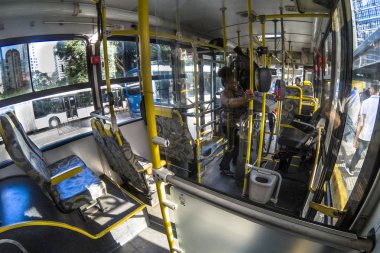 Sao Paulo, Brezilya, 24 Mart 2018. Yolcu gemiye binin ve bir otobüs Sao Paulo Merkezi iç kilit biletlerini ödeme