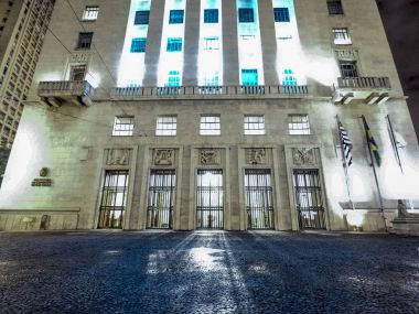 Sao Paulo, Brezilya, 29 Mart 2018. Anhangabau Palace veya Matarazzo Binası, Belediye Binası Sao Paulo 2004, Anhangabau Vadisi'nde bulunan çay viyadük yakınındaki bu yana cephe.